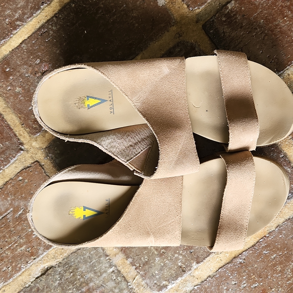 VOLATILE TAN SUEDE LADIES LOW WEDGE SANDAL. S!!IZE 8